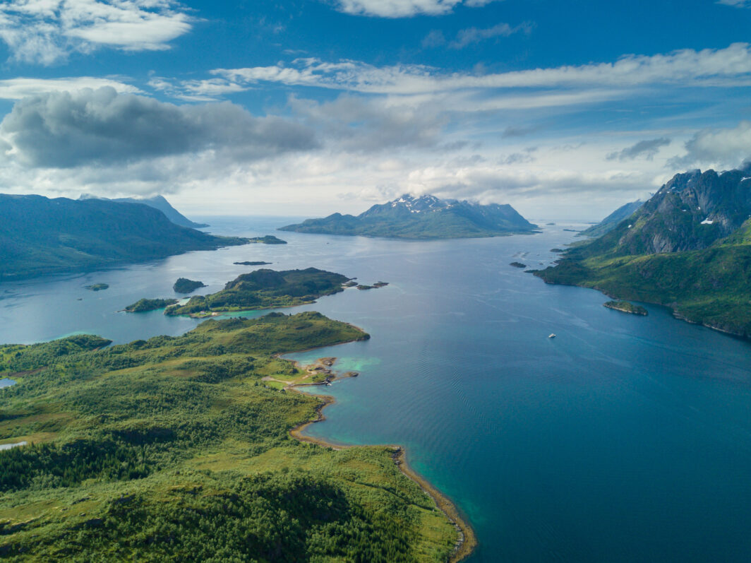Vista aerea del panorama montano dal mare norvegese