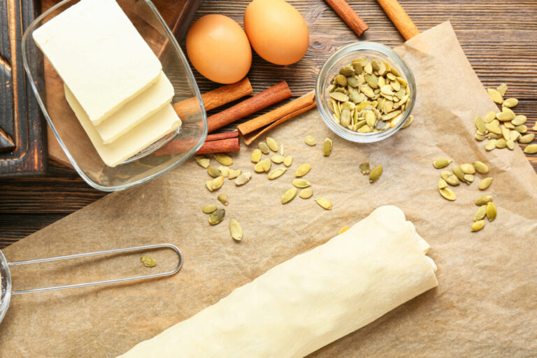 Burro uova cannella semi di zucca e sfoglia