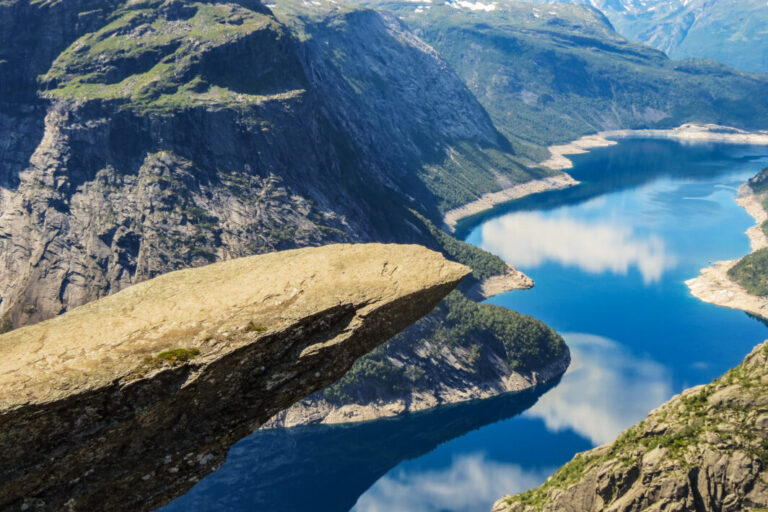 Foto dall'alto di roccia sospesa