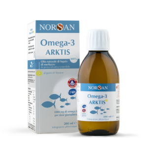 Packshot di NORSAN Omega-3 Arktis Olio di fegato di merluzzo liquido, a sinistra la scatola, a destra la bottiglia