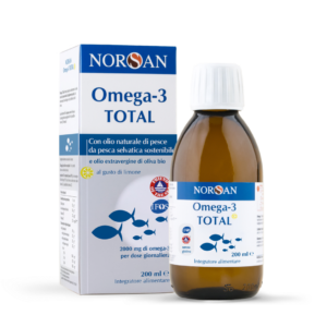 Packshot di NORSAN Omega-3 Total Olio di pesce liquido, a sinistra la scatola, a destra la bottiglia