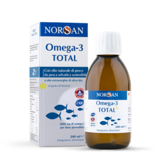 Packshot di NORSAN Omega-3 Total Olio di pesce liquido, a sinistra la scatola, a destra la bottiglia
