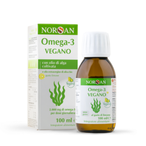 Packshot di NORSAN Omega-3 Vegano Olio di alga liquido, a sinistra la scatola, a destra la bottiglia