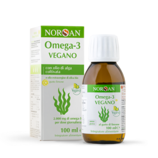 Packshot di NORSAN Omega-3 Vegano Olio di alga liquido, a sinistra la scatola, a destra la bottiglia