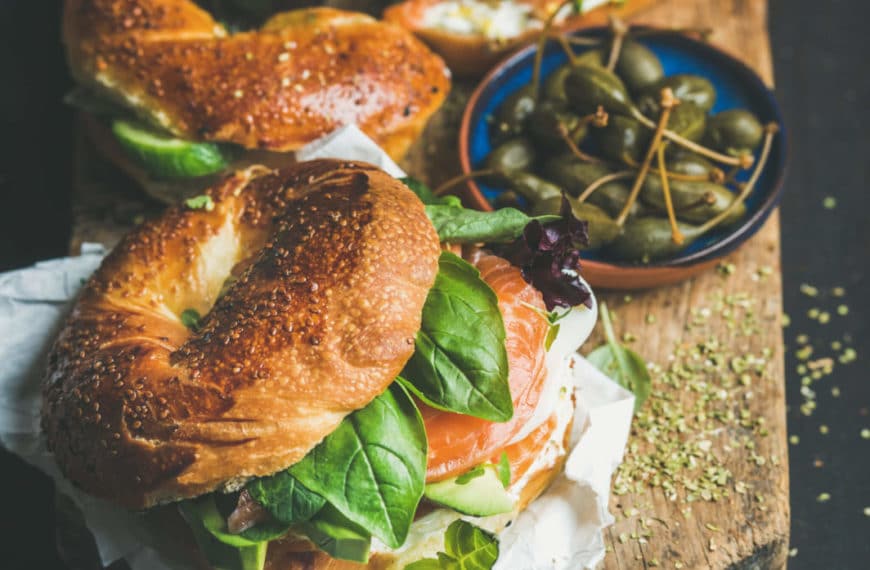 BAGEL SENZA GLUTINE CON SALMONE, AVOCADO E BASILICO CON OMEGA-3