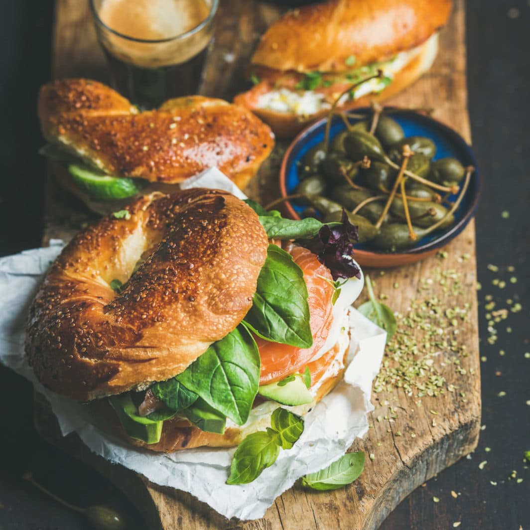 BAGEL SENZA GLUTINE CON SALMONE, AVOCADO E BASILICO CON OMEGA-3 ...