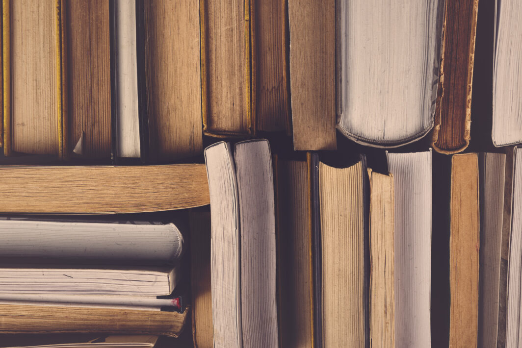 Pila di libri antichi