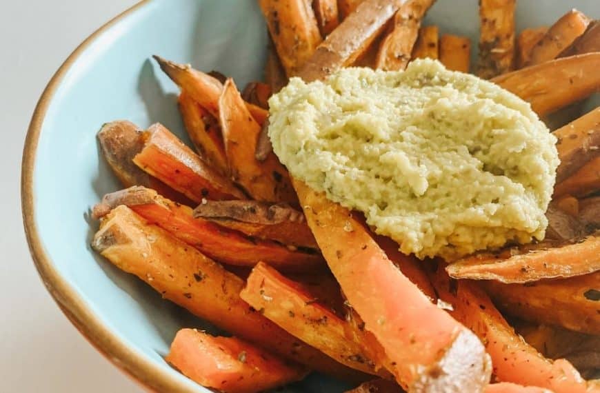 UOVA RIPIENE CON MAIONESE DI AVOCADO, POMODORI SECCHI E CAPPERI