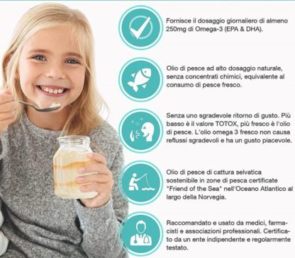 Bambina sorridente che si mette del cibo in bocca con un cucchiaio e delle scritte con punti di forza Omega-3 KIDS