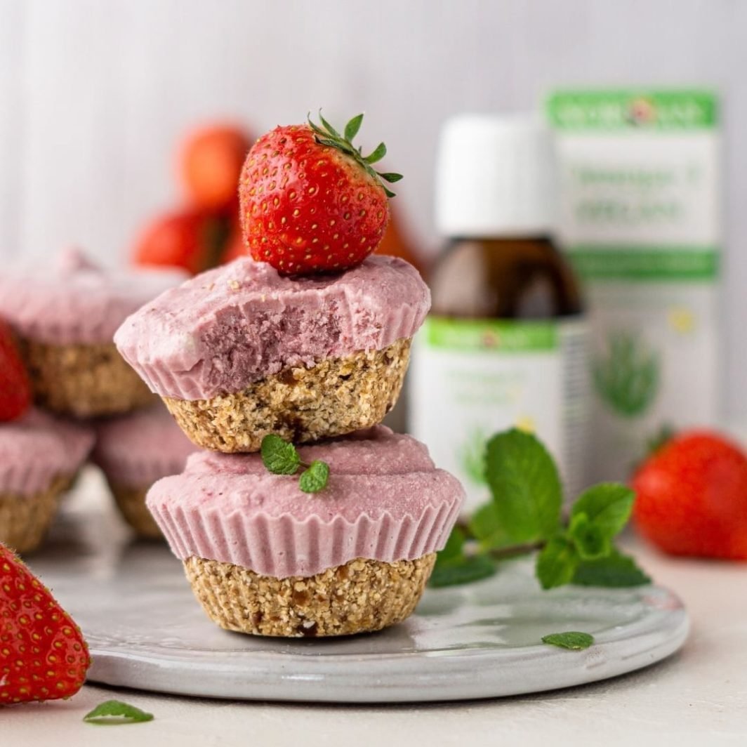 2 tortine alla fragola una sopra l'altra, quella superiore sgranocchiata, omega-3 vegano sfocato sullo sfondo