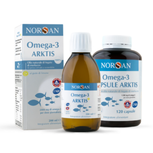 Packshot della NORSAN Omega-3 Arktis Combo, a sinistra bottiglia di Omega-3 Arktis, a destra Omega-3 Capsule Arktis