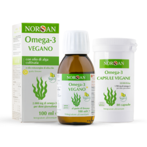Packshot della NORSAN Omega-3 Vegano Combo, a sinistra bottiglia di Omega-3 Vegano, a destra Omega-3 Capsule Vegane