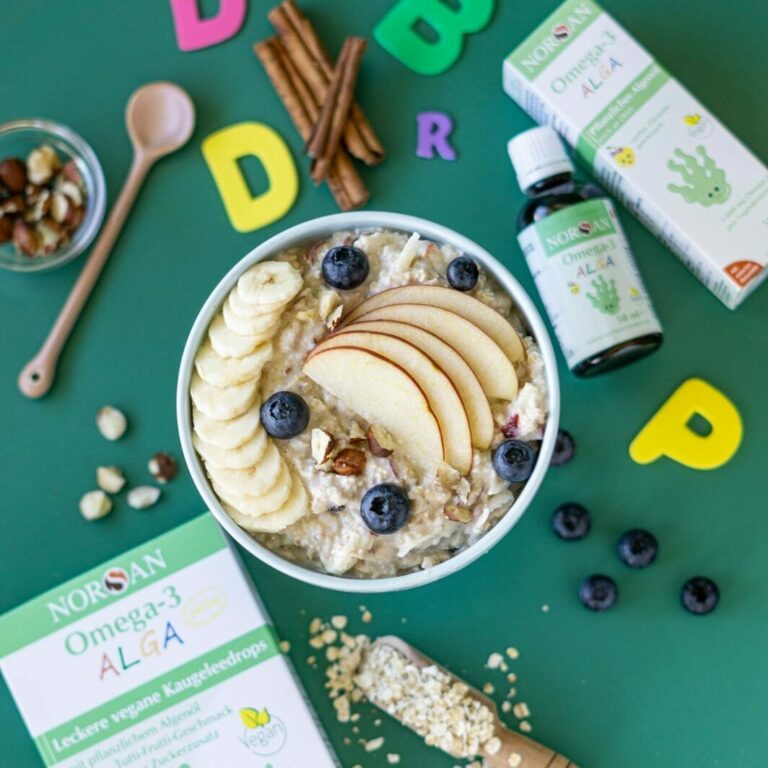 Foto dall'alto sulla ciotola di cereali, accanto ad essa prodotti NORSAN Omega-3 KIDS
