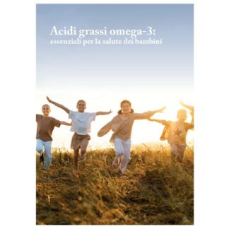 Bambini felici corrono in un campo al tramonto con le braccia aperte.