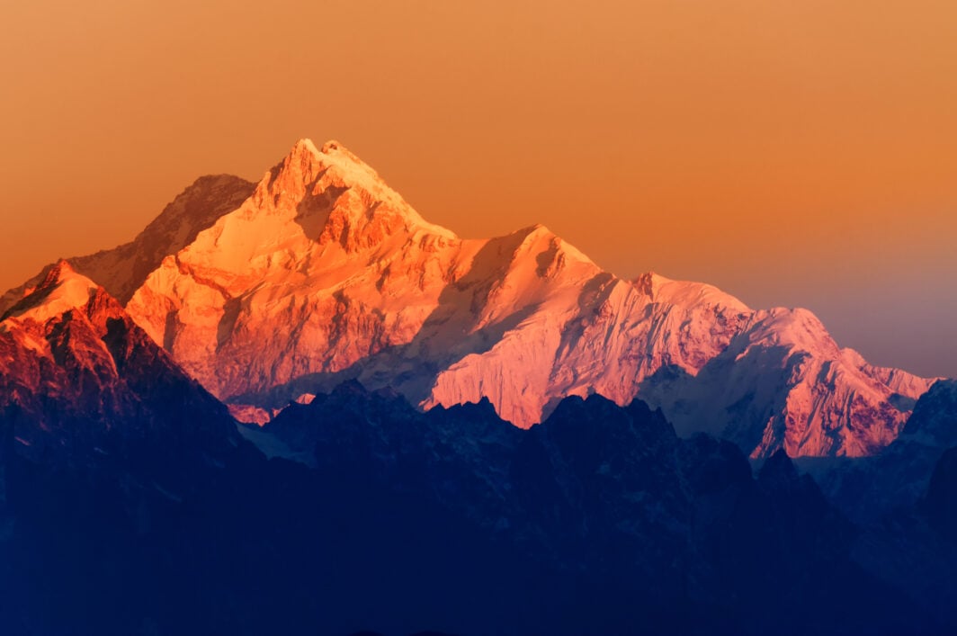 Alba su montagna innevata